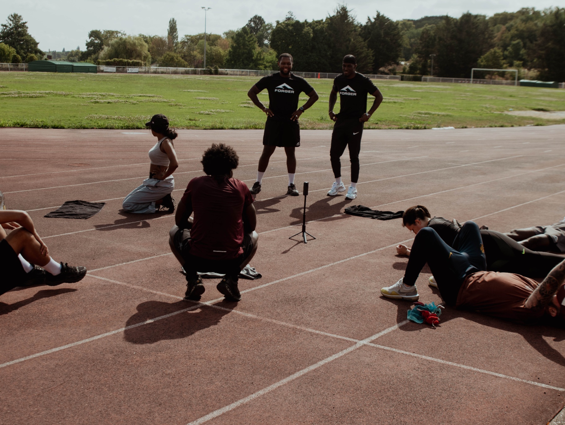 Coachs en tenue FORGER encadrant les participants du AM BOOTCAMP sur la piste