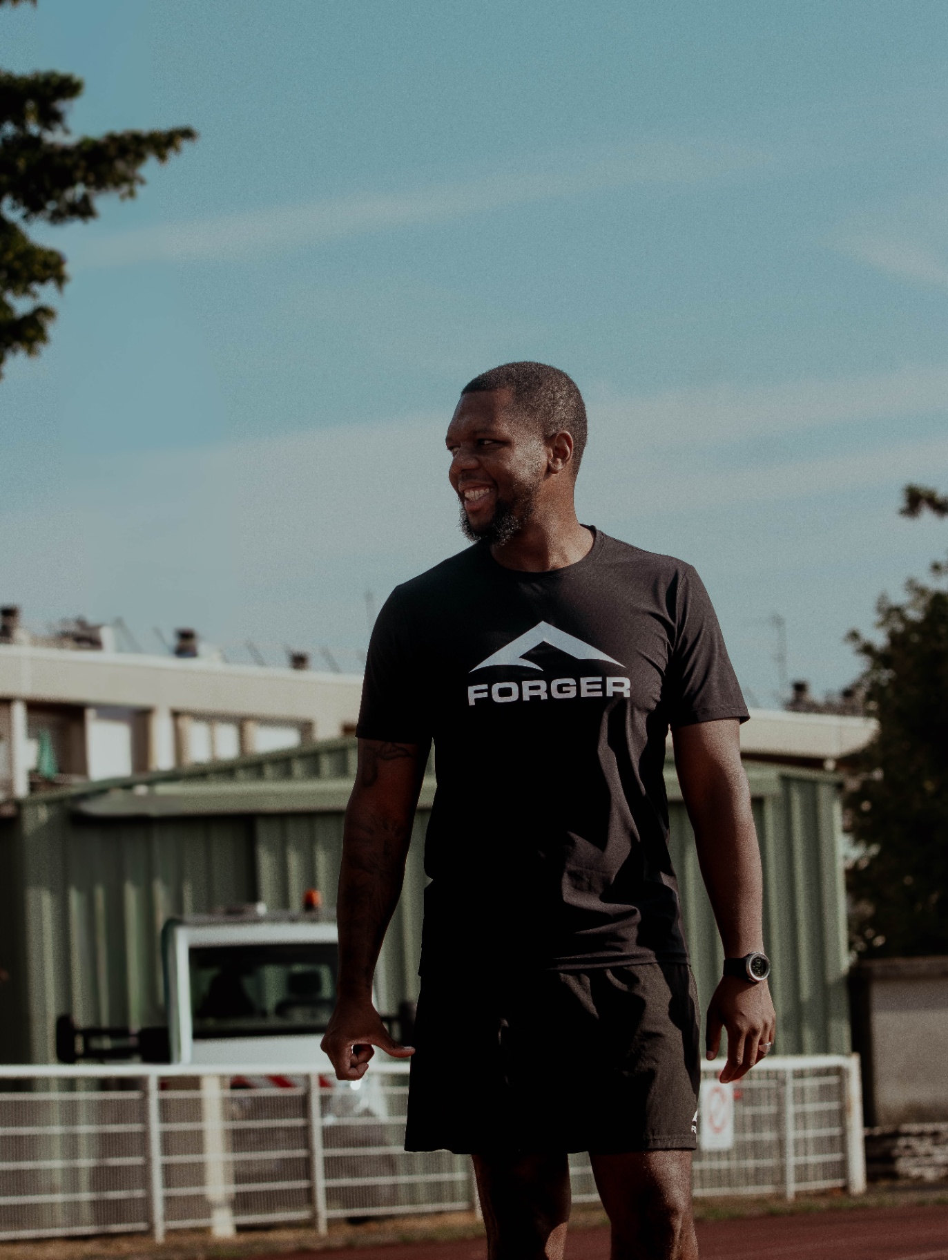 Participant en t-shirt noir FORGER sur la piste avant la séance