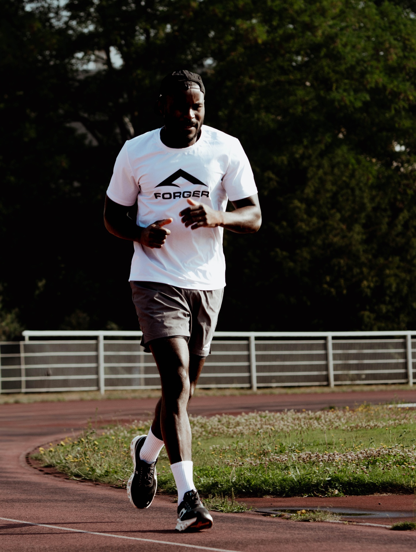 Participant en t-shirt blanc FORGER en pleine course sur la piste