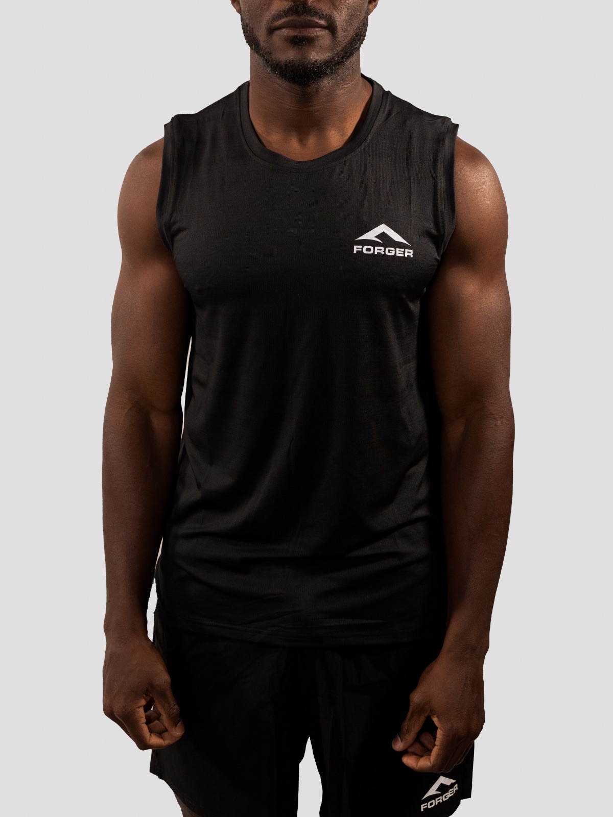 Débardeur FORGER noir homme, logo blanc poitrine gauche, vue de face cadrage taille — collection bras libres.