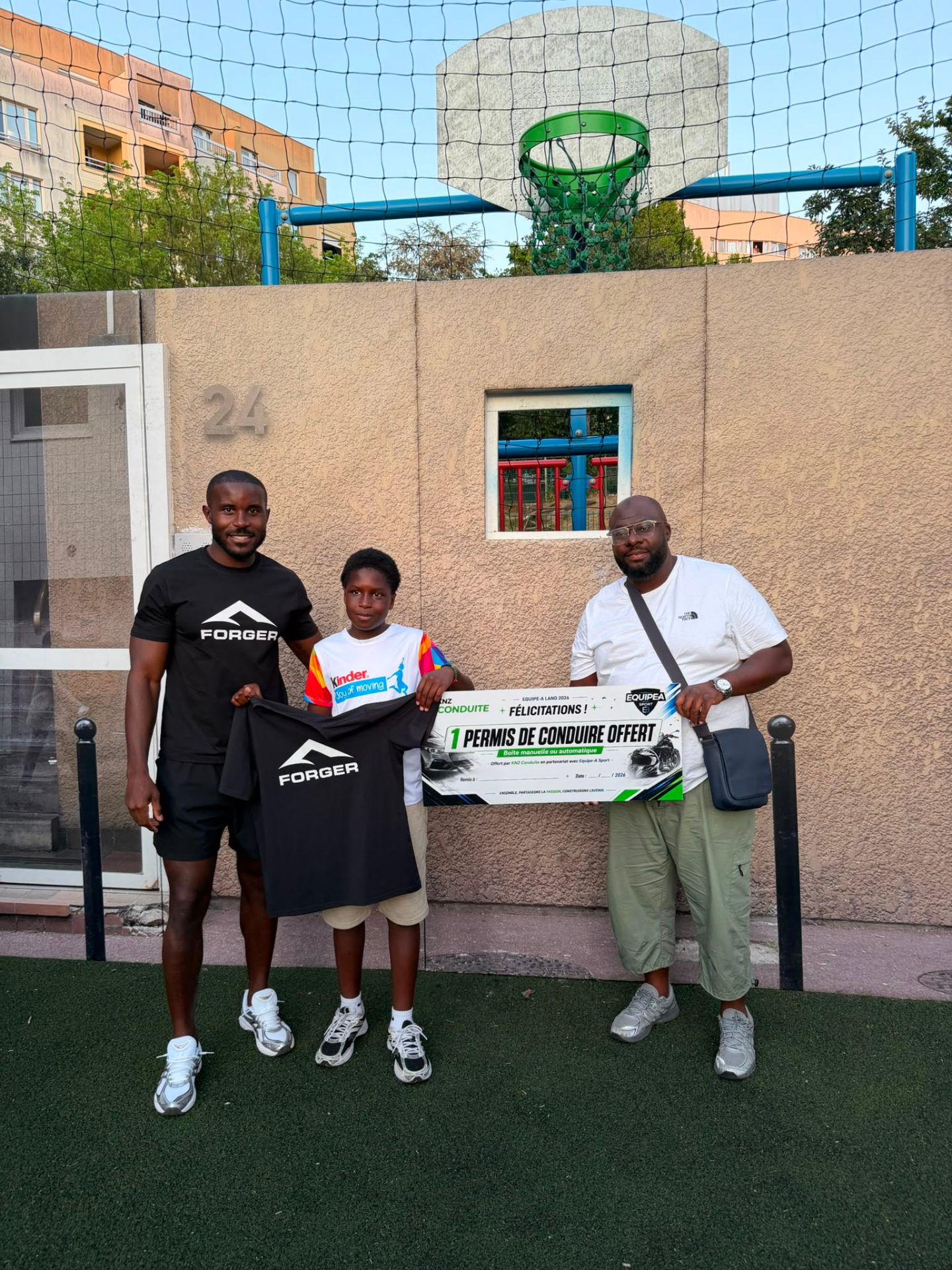 Remise d'un t-shirt FORGER à un jeune participant récompensé à ÉQUIPE-A LAND Torcy