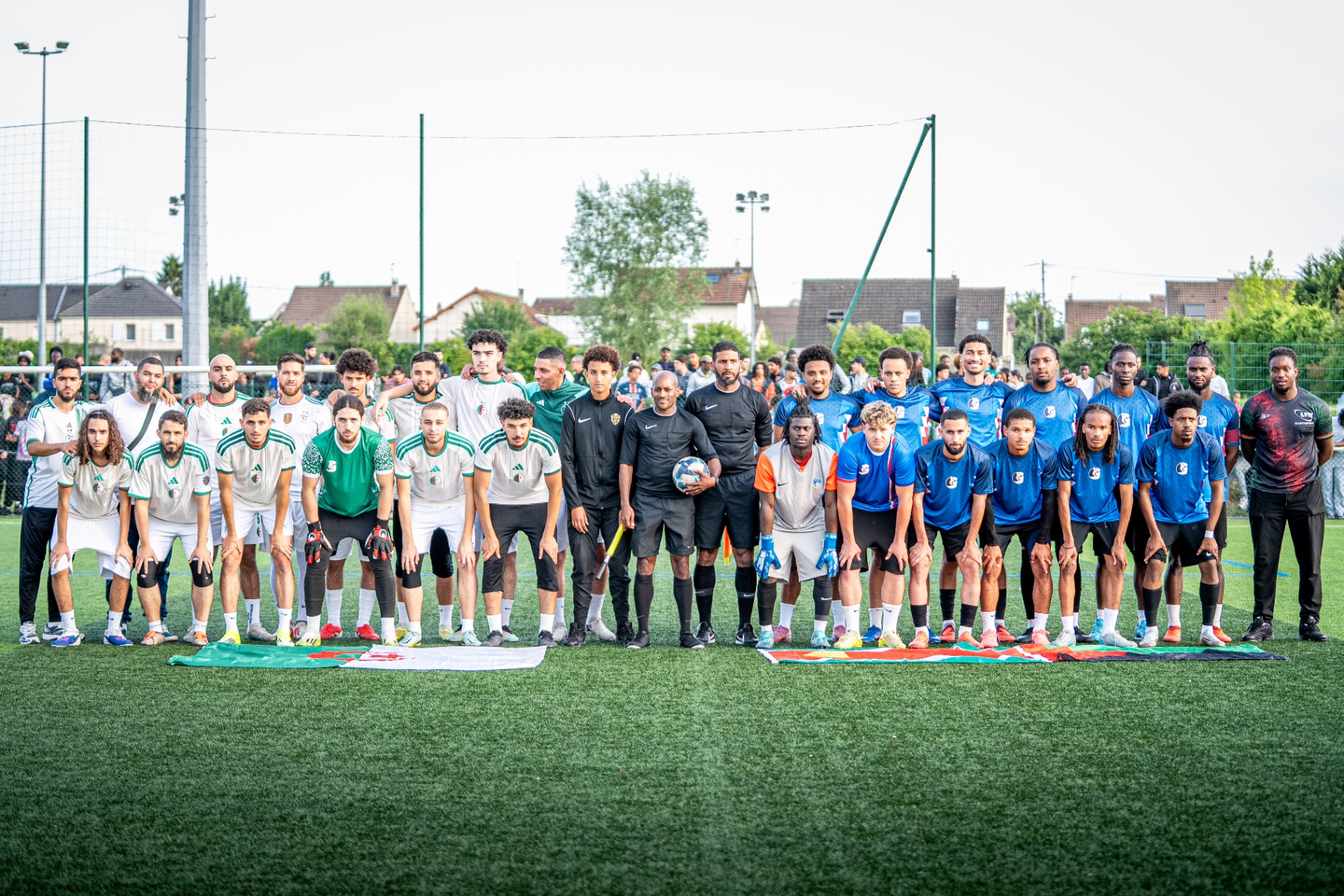 Les deux équipes finalistes de la Lagny World Cup, Algérie et DOM TOM, alignées sur la pelouse avec l'arbitre