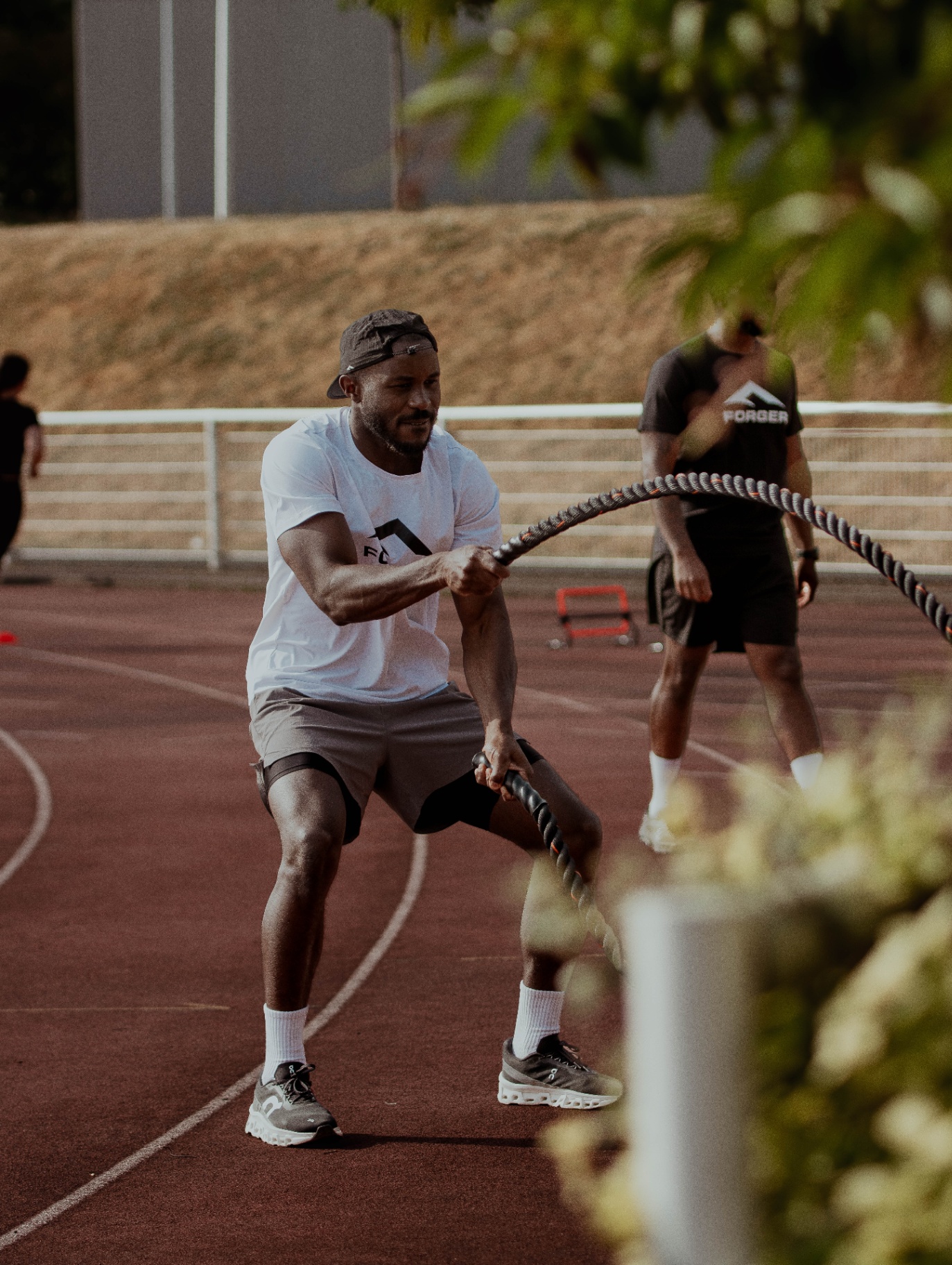 Exercice aux cordes ondulatoires en t-shirt FORGER pendant le AM BOOTCAMP