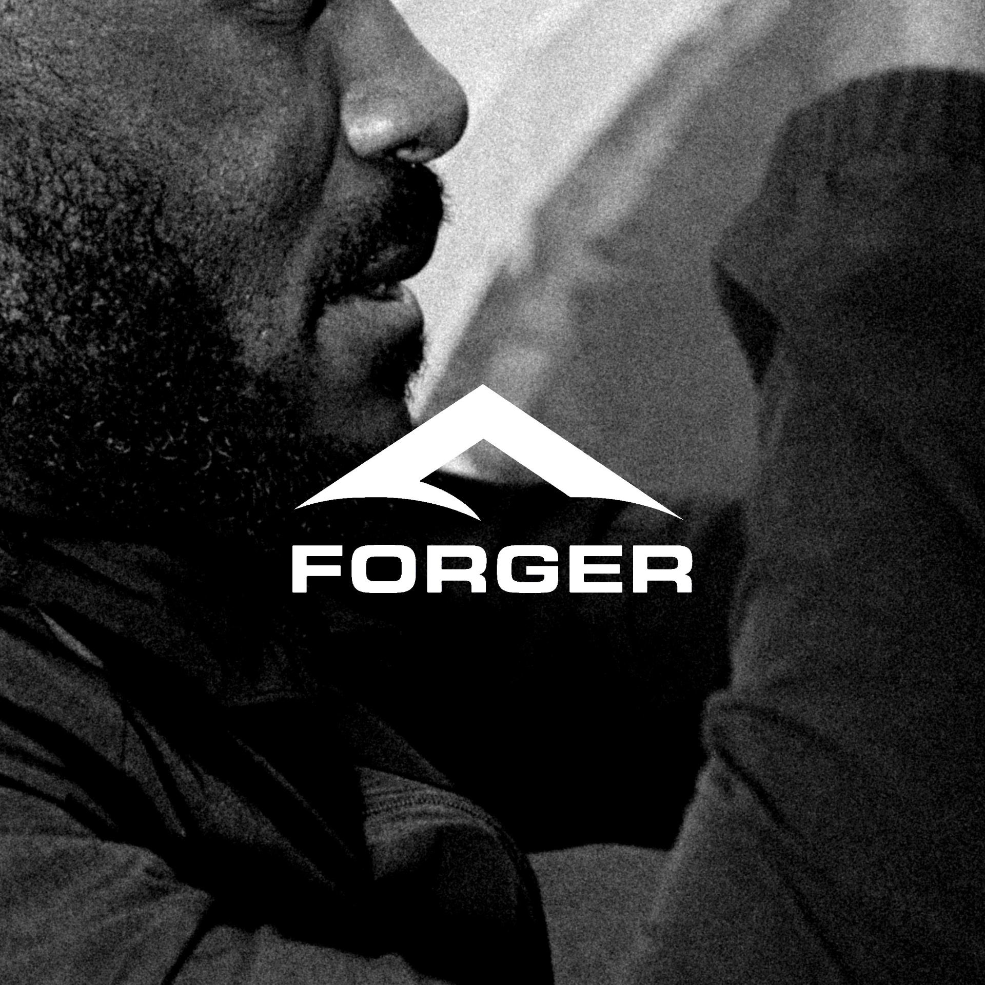 Athlète FORGER dans une lumière brute, logo visible au centre.