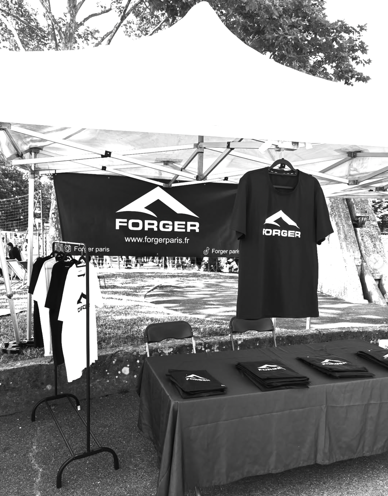 Stand FORGER en noir et blanc à ÉQUIPE-A LAND Torcy