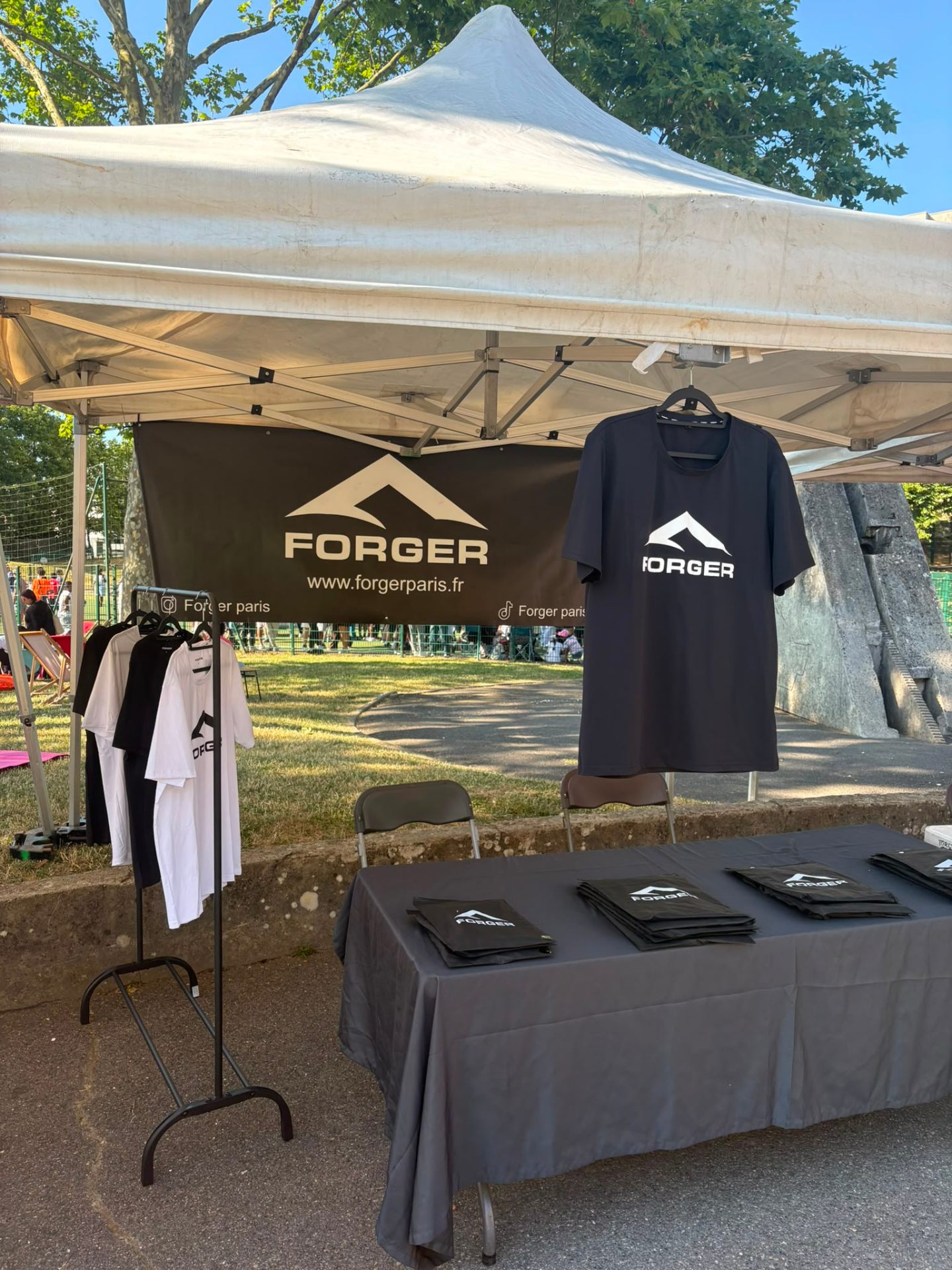 Stand FORGER avec t-shirts et totebags à ÉQUIPE-A LAND Torcy