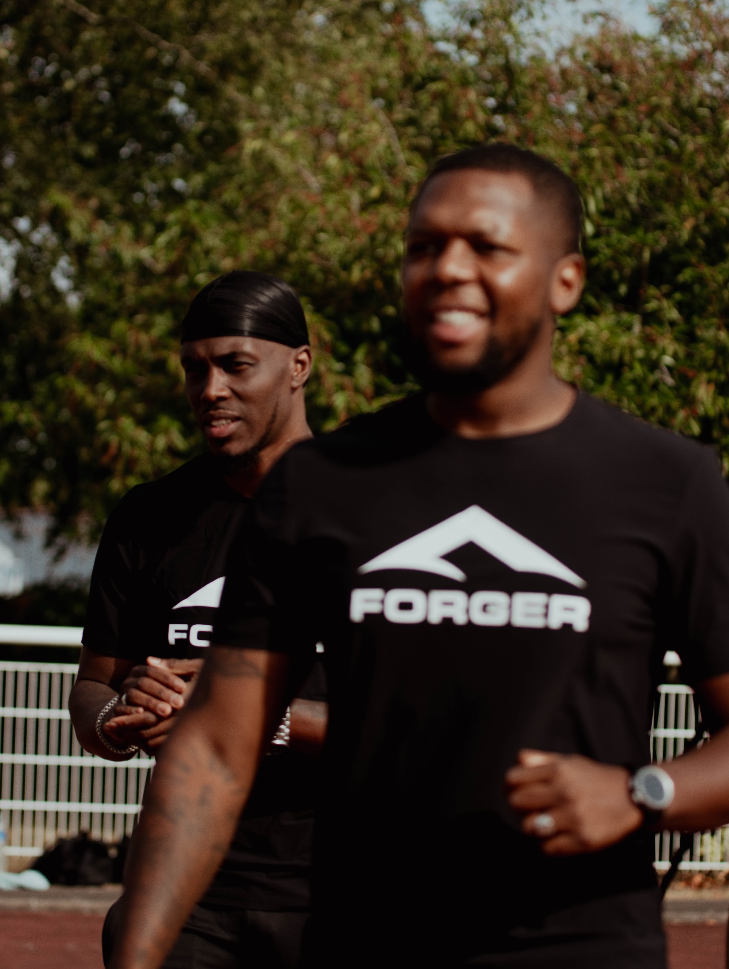 Deux participants en t-shirt FORGER pendant l'échauffement du AM BOOTCAMP