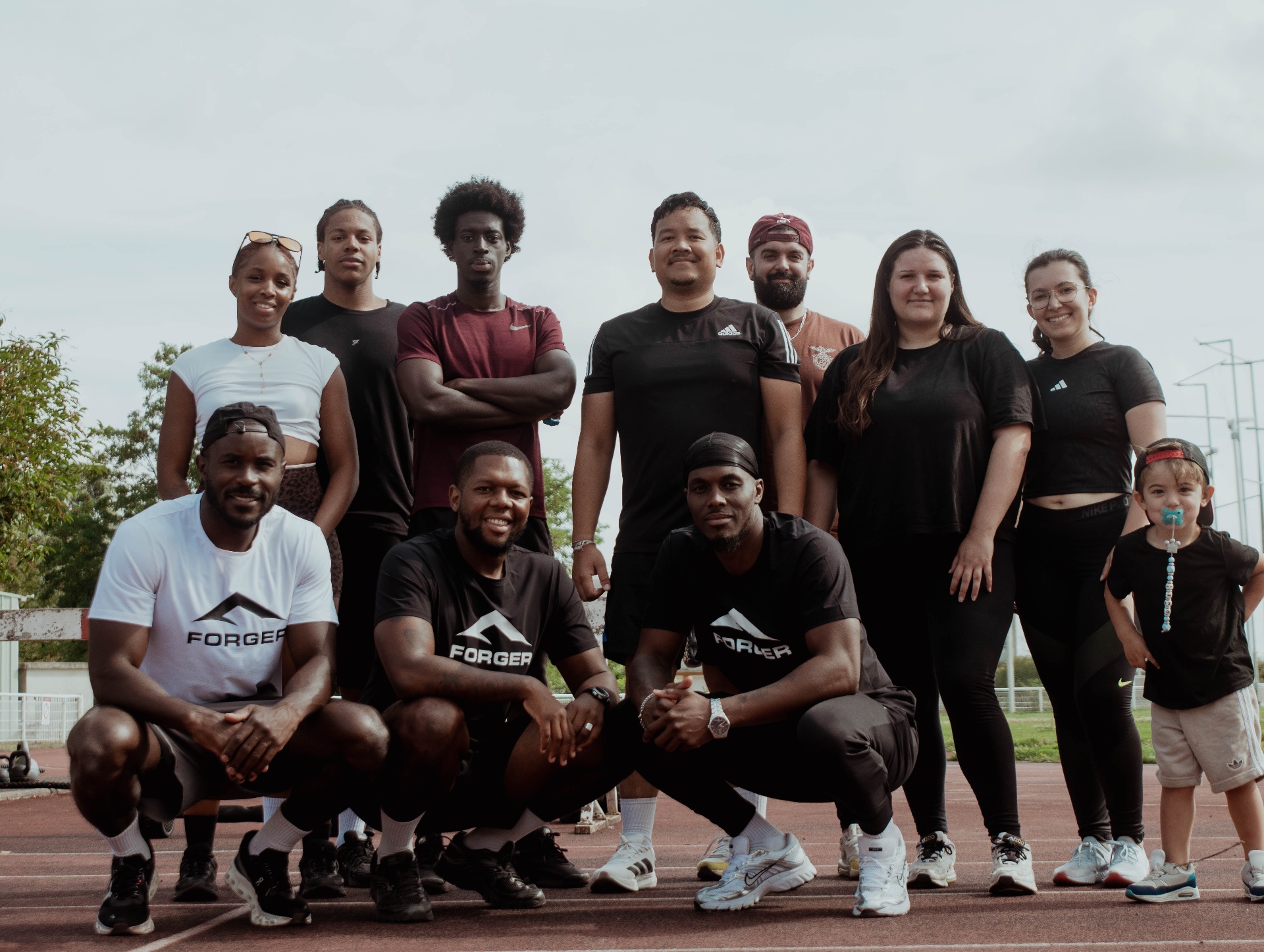 Photo de groupe des participants du AM BOOTCAMP en tenue FORGER