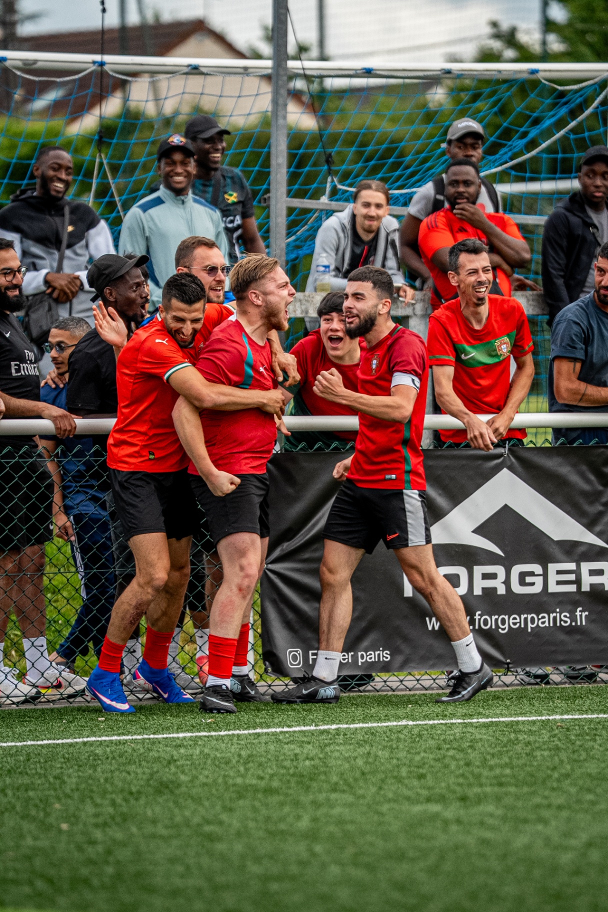 Célébration d'équipe devant la banderole FORGER Paris à la Lagny World Cup